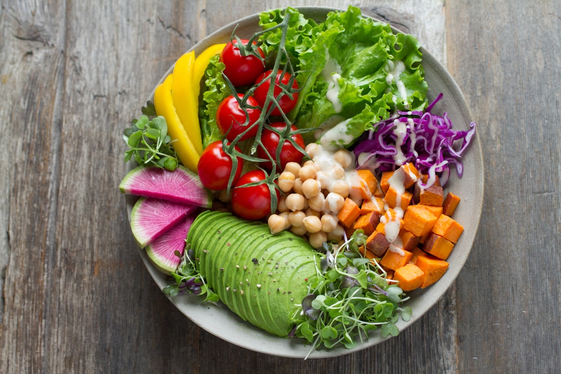 Bol de vegetales frescos, legumbres y semillas, base de una nutrición saludable