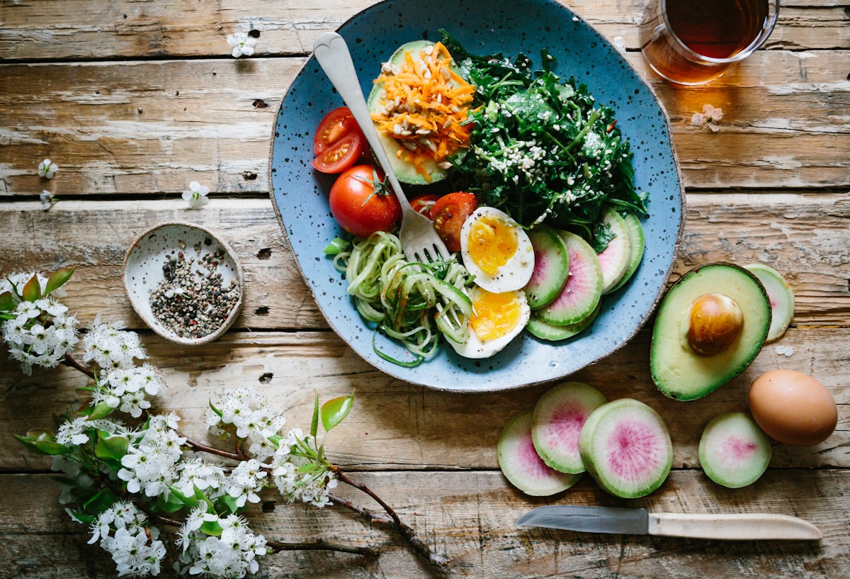 Preparación de alimentos y suplementos de origen vegetal sobre una mesa de trabajo